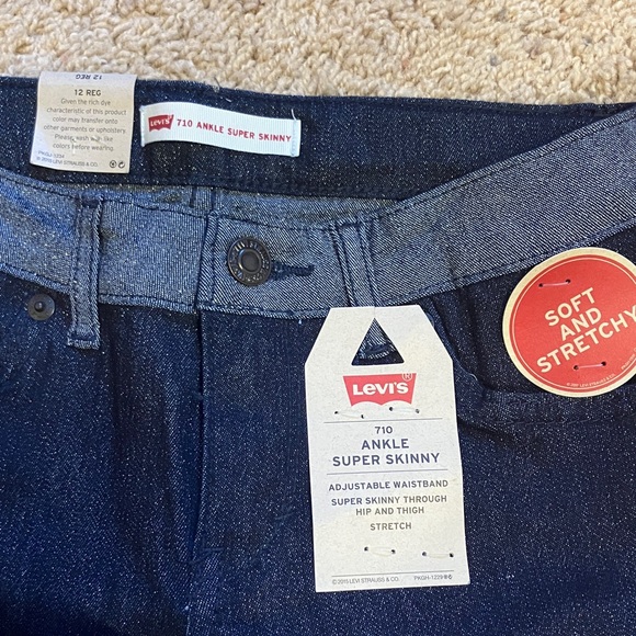 Levi’s Dark Blue Skinny Jeans - Picture 2 of 7